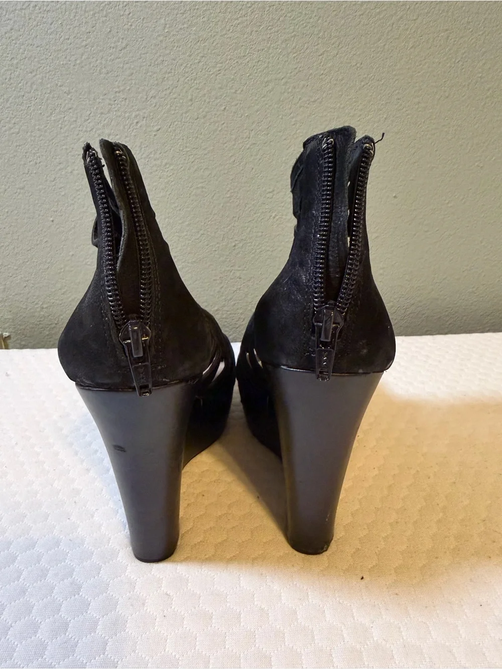 Gianni Bini Black Cutout Platform Heels Size 8